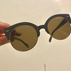 Urban Outfitters, large, round sunglasses. Grey 😎